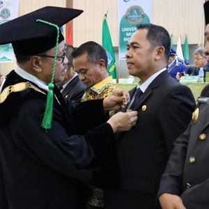 Alumni Terbaik UMI, Bupati Andi Rosman Diberi Pin Emas