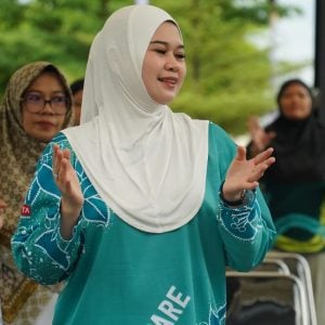 Andi Arfiah Tasming Ajak Lansia Senam Sehat dan Dukung UMKM Lewat Bazar PKK