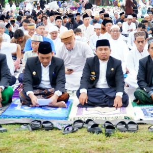 Wali Kota dan Wawali Parepare Salat Idul Adha Bersama Warga dan Serahkan Sapi Kurban Bantuan Presiden Prabowo