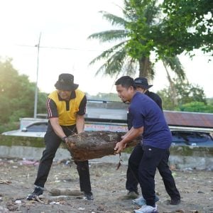 Jumat Bersih, Wali Kota Tasming Hamid Ajak Warga Jaga Pantai dan Lingkungan