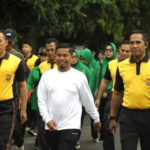 Wali Kota Parepare Tasming Hamid Lepas Peserta Jalan Santai HUT Bhayangkara ke-79 di Polres Parepare