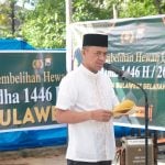 Wakapolda Sulsel Serahkan dan Saksikan Pemotongan Hewan Qurban