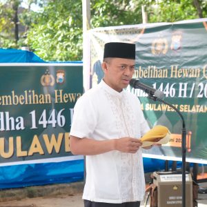 Wakapolda Sulsel Serahkan dan Saksikan Pemotongan Hewan Qurban