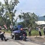 Satlantas Polres Lutim Tambal Jalan Berlubang di Trans Sulawesi