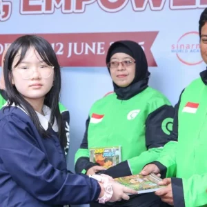 SWA-Gojek Bagikan 50 Ribu Buku Tulis kepada Anak-anak Mitra Driver