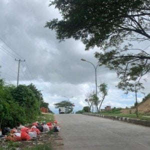 Tumpukan Sampah Cemari Jalur Dua Sengkang, Warga Keluhkan Bau Menyengat