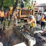 Jadi Langganan Banjir Saat Hujan, DLH Wajo Gencar Bersihkan Drainase