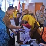 Pemkab Pangkep Bagikan 12.098 Seragam Gratis Bagi Anak Sekolah