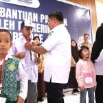 Wujudkan Janji Politik, Tasming Hamid Serahkan Ribuan Seragam Sekolah Gratis