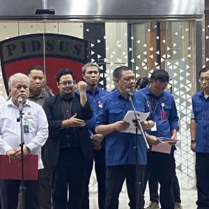 Kejagung Buru Tersangka Riza Chalid Hingga ke Singapura