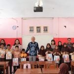 Hyatt Place Makassar Salurkan Perlengkapan Sekolah di Impres Barombong 3