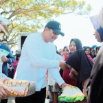 Bupati Bantaeng Serahkan Bantuan Sembako