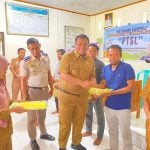 Wabup Enrekang Serahkan Sertifikat Tanah Program PTSL kepada Warga